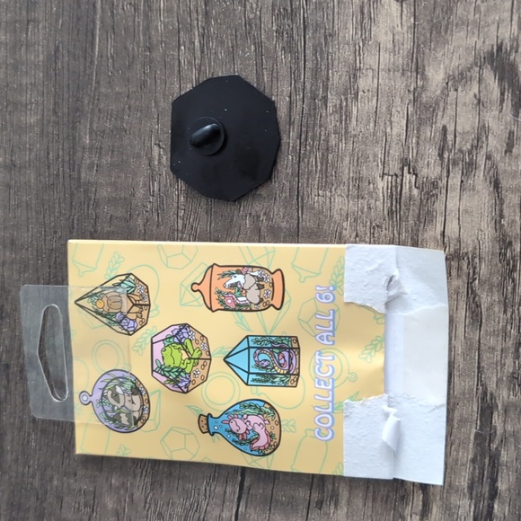 Frog Terrarium Enamel Pin mystery New pets Kawaii cute cottagecore - Picture 3 of 3
